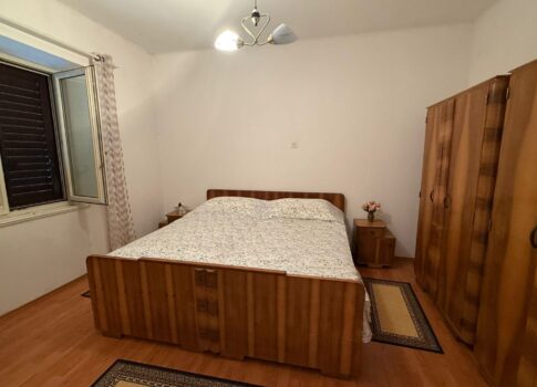 ISZTRIA, RAŠA - Első emeleti apartman kerttel