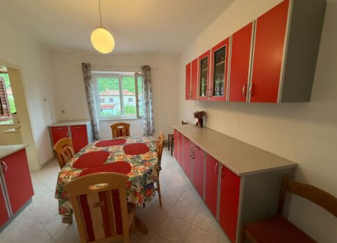 ISZTRIA, RAŠA - Első emeleti apartman kerttel