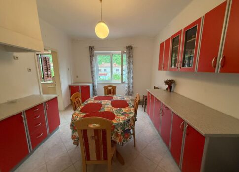 ISZTRIA, RAŠA - Első emeleti apartman kerttel