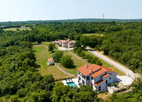 ISZTRIA, LABIN - Ház medencével a falu szélén