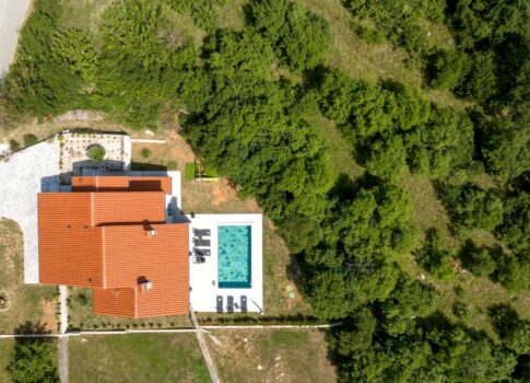 ISZTRIA, LABIN - Ház medencével a falu szélén