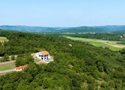 ISZTRIA, LABIN - Ház medencével a falu szélén