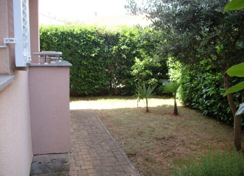 KRK SZIGET, MALINSKA - 2 hálószobás + nappalis apartman kerttel és parkolóval