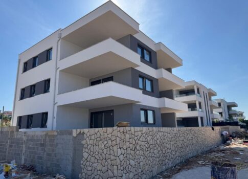 PAG SZIGETE, NOVALJA - kivételes 3 hálószobás + nappalis apartman kiváló helyen