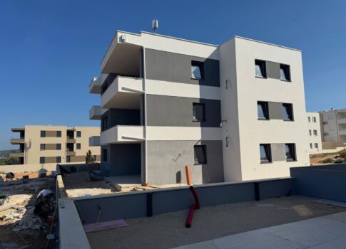 PAG SZIGETE, NOVALJA - kivételes 2 hálószobás + nappalis apartman kiváló helyen