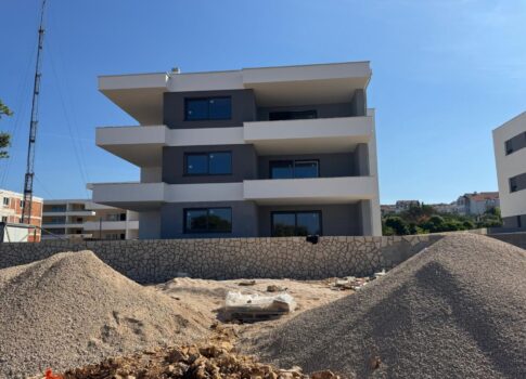 PAG SZIGETE, NOVALJA - kivételes 3 hálószobás + nappalis apartman kiváló helyen