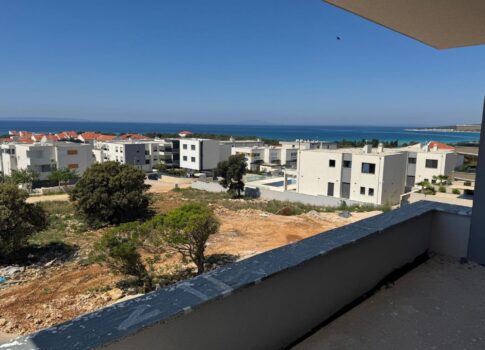 PAG SZIGETE, NOVALJA - kivételes 3 hálószobás + nappalis apartman kiváló helyen