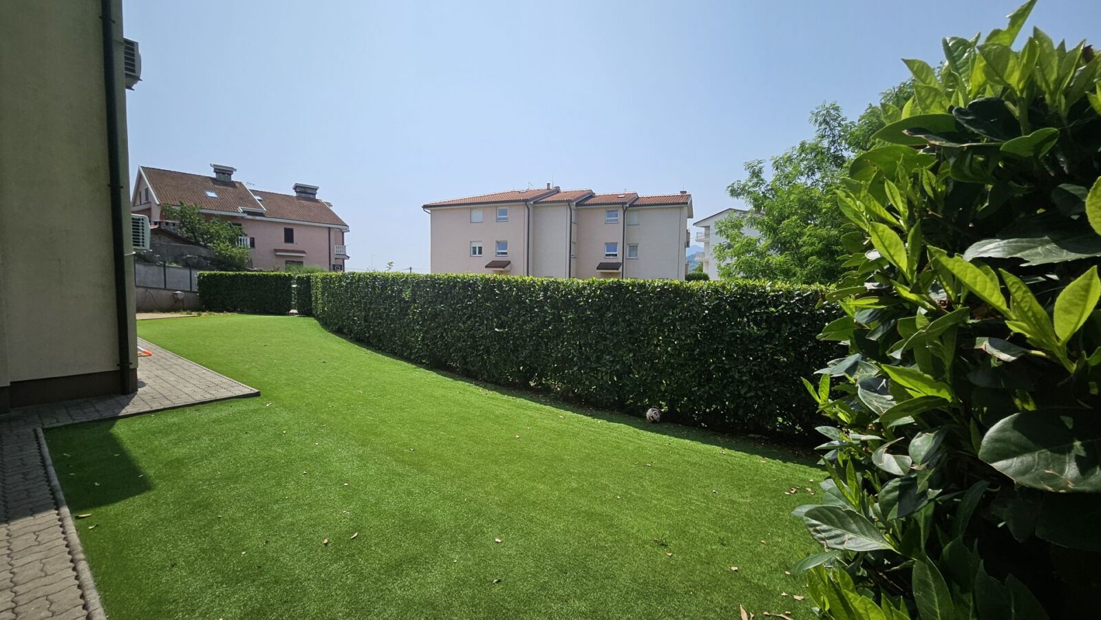 KASTAV - új épület, gyönyörű, 3 hálószobás + nappalis, 111 m2-es lakás kerttel