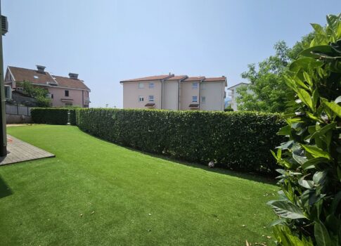 KASTAV - új épület, gyönyörű, 3 hálószobás + nappalis, 111 m2-es lakás kerttel