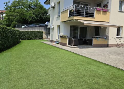 KASTAV - új épület, gyönyörű, 3 hálószobás + nappalis, 111 m2-es lakás kerttel