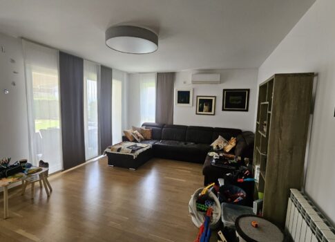 KASTAV - új épület, gyönyörű, 3 hálószobás + nappalis, 111 m2-es lakás kerttel