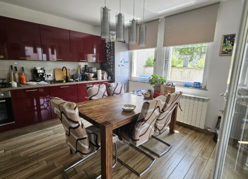 KASTAV - új épület, gyönyörű, 3 hálószobás + nappalis, 111 m2-es lakás kerttel