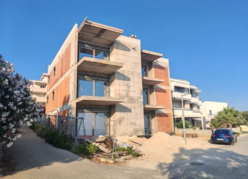 PAG, MANDRE - apartman egy új épület földszintjén, 10 méterre a tengertől, kerttel és terasszal