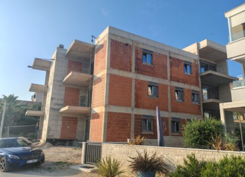 PAG, MANDRE - apartman egy új épület földszintjén, 10 méterre a tengertől, kerttel és terasszal