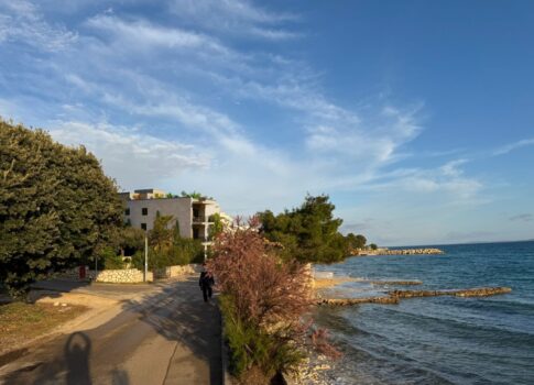 PAG, MANDRE - apartman egy új épület földszintjén, 10 méterre a tengertől, kerttel és terasszal