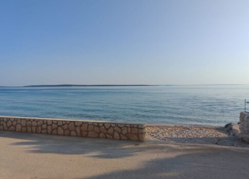 PAG, MANDRE - apartman egy új épület földszintjén, 10 méterre a tengertől, kerttel és terasszal