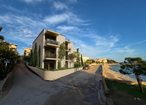 PAG, MANDRE - apartman új épületben, első sorban a tengertől, saját parkolóval és terasszal