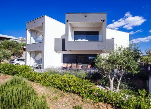 PAG SZIGETE, KOŠLJUN - Tengerparti villa 4 apartmannal