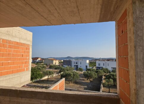 ŠIBENIK, VODICE - Első emeleti apartman tengerre néző terasszal, felejthetetlen pillanatokhoz