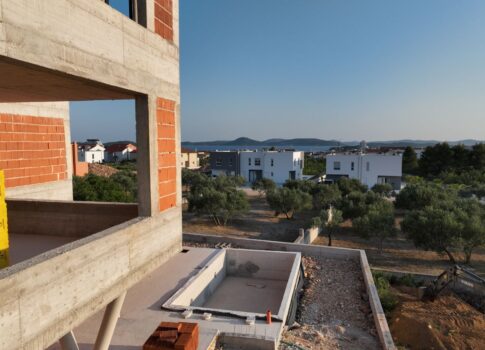 ŠIBENIK, VODICE - Első emeleti apartman tengerre néző terasszal, felejthetetlen pillanatokhoz