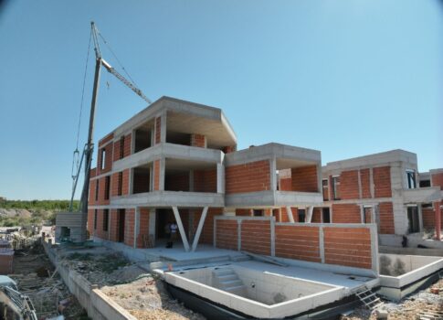ŠIBENIK, VODICE - Első emeleti apartman tengerre néző terasszal, felejthetetlen pillanatokhoz