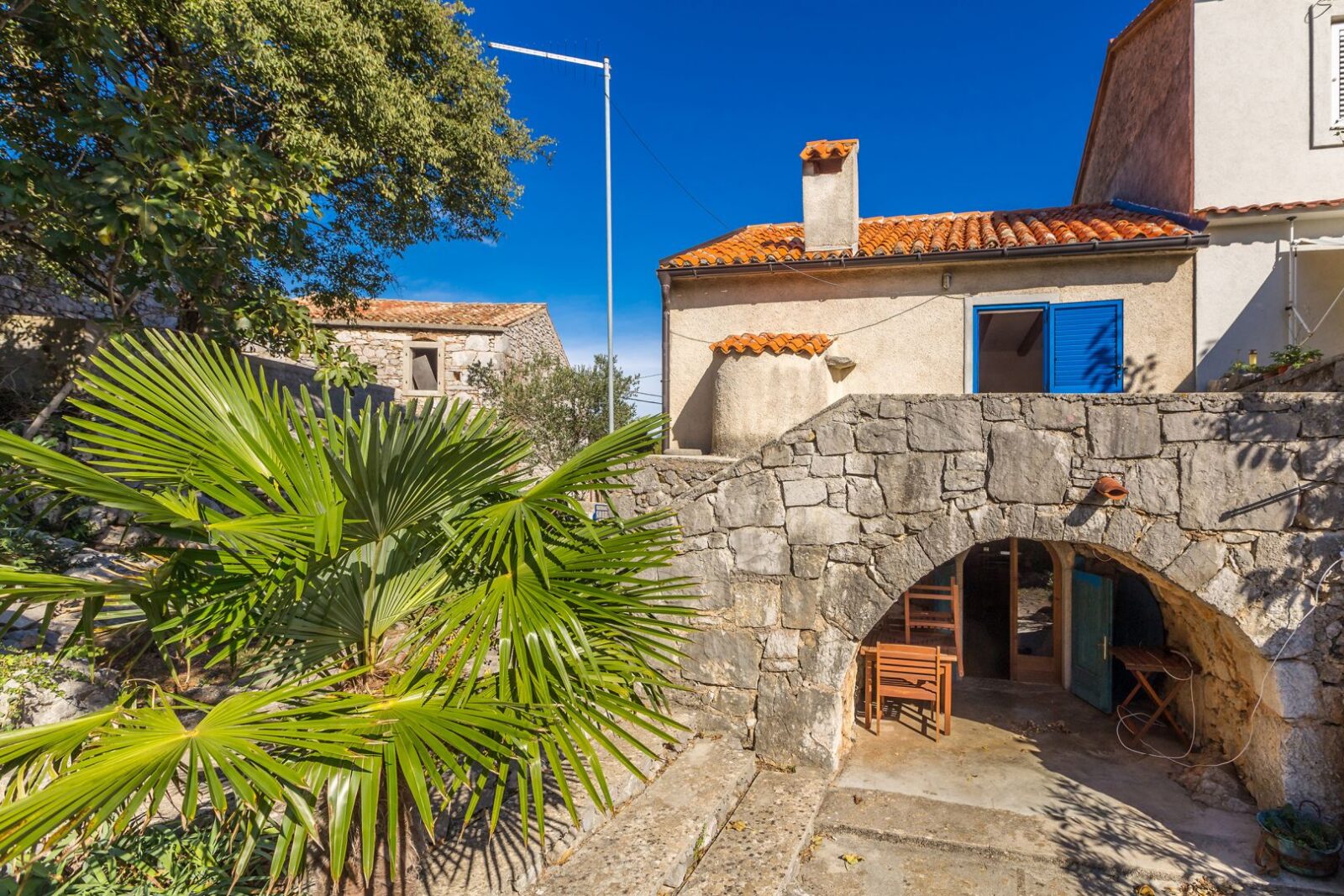 KRK SZIGET, KORNIĆ - Autentikus kőház udvarral