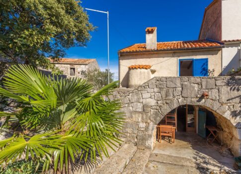 KRK SZIGET, KORNIĆ - Autentikus kőház udvarral