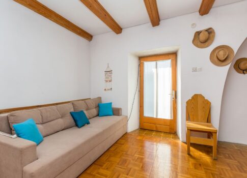 KRK SZIGET, KORNIĆ - Autentikus kőház udvarral