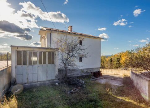 CRIKVENICA, JADRANOVO - családi ház 3 különálló apartmannal, tengerre néző kilátással + kerttel! LEHETŐSÉG!