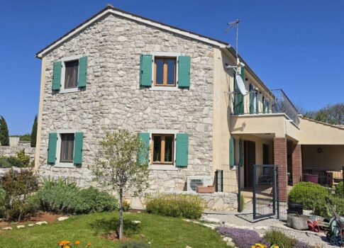 ISZTRIA, LABIN - Mediterrán kőház medencével és fantasztikus kilátással a tengerre