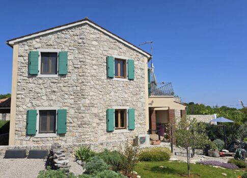 ISZTRIA, LABIN - Mediterrán kőház medencével és fantasztikus kilátással a tengerre