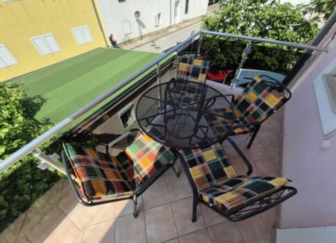 CRIKVENICA, DRAMALJ - 115 m2-es ház két apartmannal a tenger közelében, csökkentett áron, lehetőség!!!