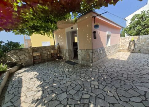 CRIKVENICA, DRAMALJ - 115 m2-es ház két apartmannal a tenger közelében, csökkentett áron, lehetőség!!!