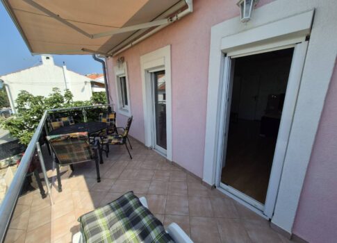 CRIKVENICA, DRAMALJ - 115 m2-es ház két apartmannal a tenger közelében, csökkentett áron, lehetőség!!!