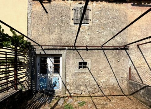 ISZTRIA, LABIN - Felújítandó ház a külvárosban