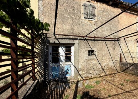 ISZTRIA, LABIN - Felújítandó ház a külvárosban