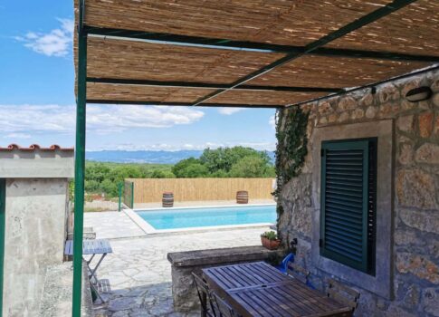 KRK SZIGET, DOBRINJ – Kővilla medencével és tengerre néző kilátással, LEHETŐSÉG!!!