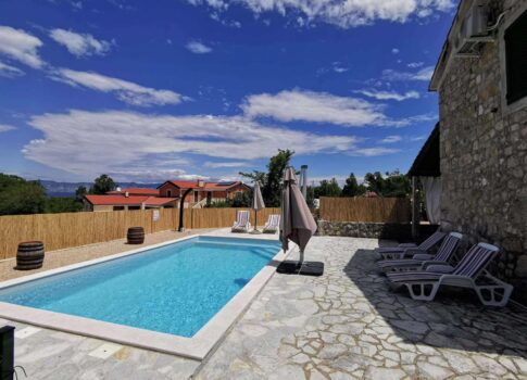 KRK SZIGET, DOBRINJ – Kővilla medencével és tengerre néző kilátással, LEHETŐSÉG!!!