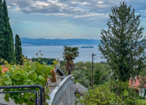 OPATIJA, IKA - lehetőség - gyönyörű apartman terasszal, tengerre néző kilátással és parkolóhellyel