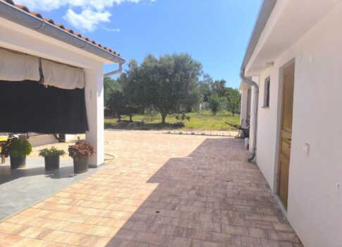 ISZTRIA, ŠIŠAN - Egyszintes ház tökéletes helyen, 100 m2 - TENGERPART KÖZELÉBEN!!