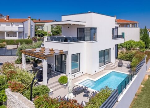 ISZTRIA, LIŽNJAN - Modern villa medencével és panorámás kilátással a tengerre, mindössze 500 méterre a strandoktól