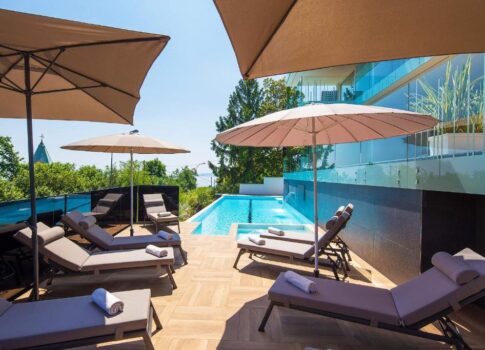 OPATIJA, KÖZPONT - luxus apartman egy új épületben medencével, kilátással, közel a tengerhez és Abbáziához
