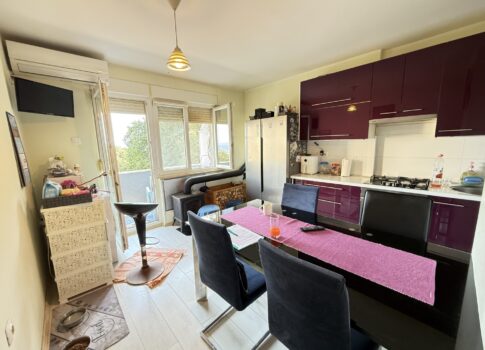 RIJEKA, PODMURVICE - Délkeleti apartman erkéllyel, zöldövezetben és parkolóval