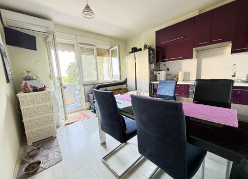 RIJEKA, PODMURVICE - Délkeleti apartman erkéllyel, zöldövezetben és parkolóval