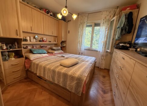 RIJEKA, PODMURVICE - Délkeleti apartman erkéllyel, zöldövezetben és parkolóval