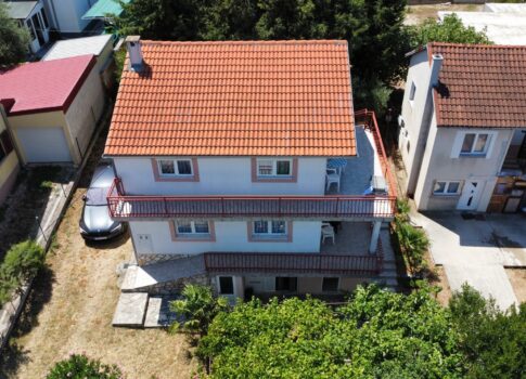 ZADAR, KARIN GORNJI - Tágas ház 200 méterre a tengertől