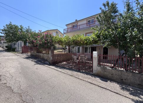 ZADAR, KARIN GORNJI - Tágas ház 200 méterre a tengertől