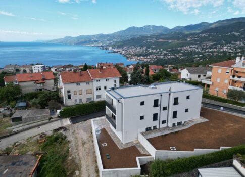 KASTAV, RUBEŠI - ikerház 150m2, nappali + 3 hálószoba tengerre néző kilátással és garázzsal + 200m2 alapterület - DK