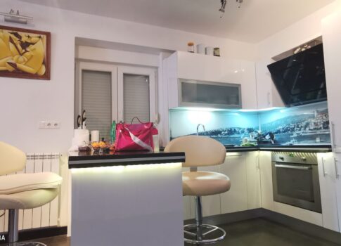 NOVI VINODOLSKI - Ház lenyűgöző kerttel, mindössze 150 méterre a tengertől