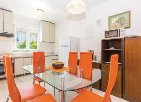 KOSTRENA, GLAVANI - Két apartman nagy terasszal és parkolóhellyel